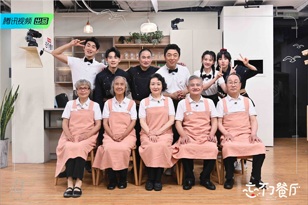 店长团+5位老人.jpg
