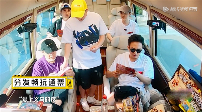 5H旅行团在车上.jpg
