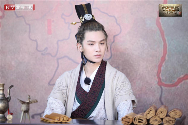 黄明昊.jpg