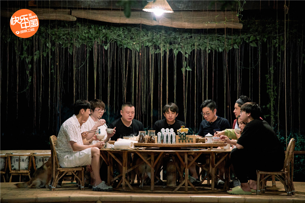 众人围坐吃饭.jpg