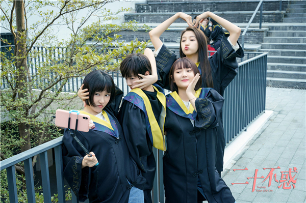 5.梁爽（关晓彤）姜小果（卜冠今）罗艳（李庚希）段家宝（董思怡）群像剧照.jpg