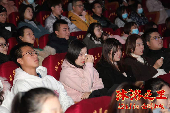观众落泪.jpg