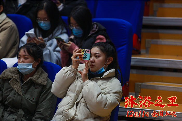 观众拍照.jpg