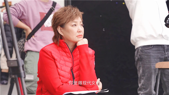 李静在采访后台提问.jpg