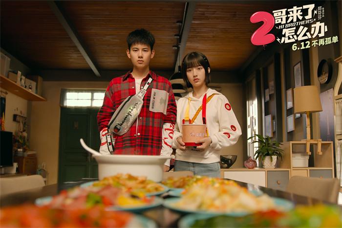 胡先煦邓恩熙吃遍美食一条街 回家面对满汉全席以“嗝”回应.jpg