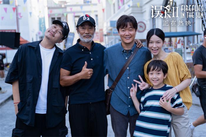 《误杀2》拍摄现场导演戴墨及主演肖央任达华文咏珊王昊泽开心合影.jpg