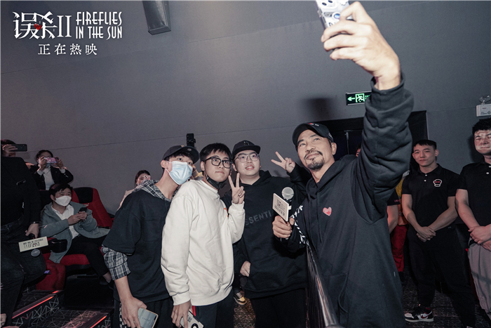 《误杀2》任达华成都路演现场与观众合影.jpg