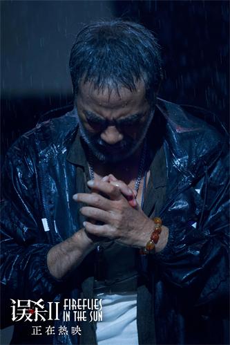 《误杀2》张正义（任达华 饰）雨中低头虔诚祈祷.jpg