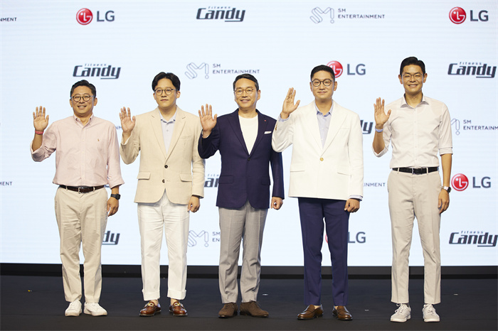 Fitness Candy制作报告会 2（左起Fitness Candy代表、SM共同代表李圣洙、LG电子社长、SM共同代表卓荣俊、Fitness Candy副代表）.jpg