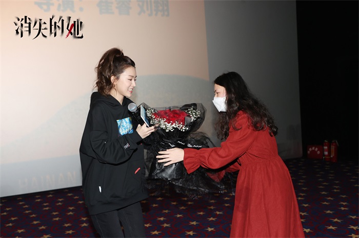 5.影迷上台给文咏珊送花.jpg